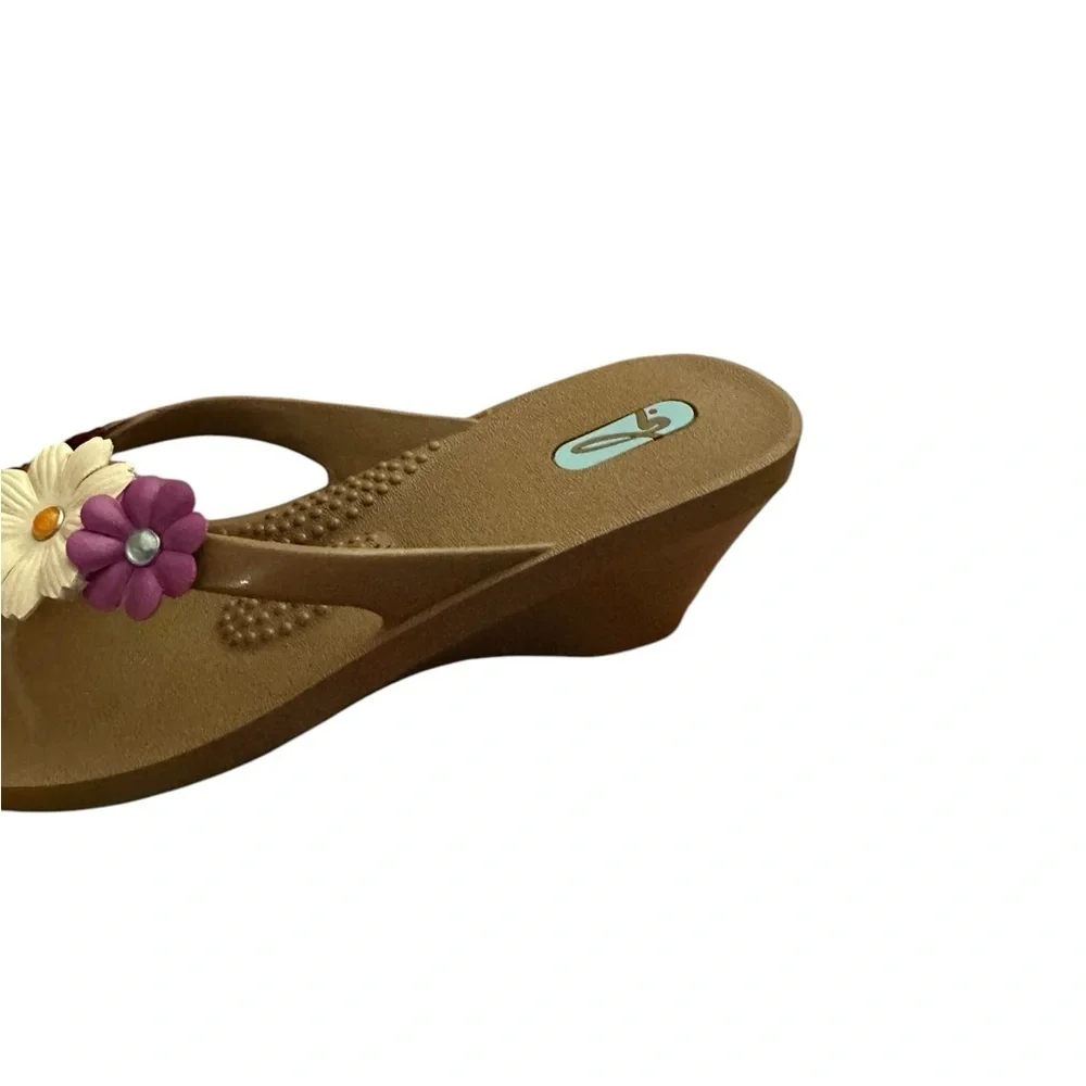 Oka b medium 7/8 sandal w small wedge heel  Excellent condition